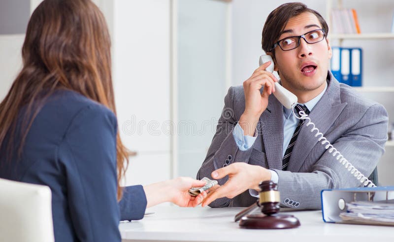 Avocatului i se oferă mită pentru serviciile sale stock photos