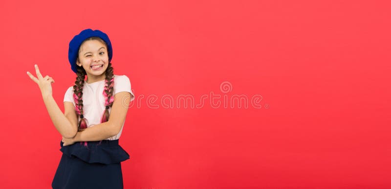 Avoir juste l'amusement Vacances d'été Petite fille mignonne de mode d'enfant posant avec de longues tresses et fond rouge de cha images stock Avoir juste l'amusement Vacances d'été Petite fille mignonne de mode d'enfant posant avec de longues tresses et fond rouge de cha images stock