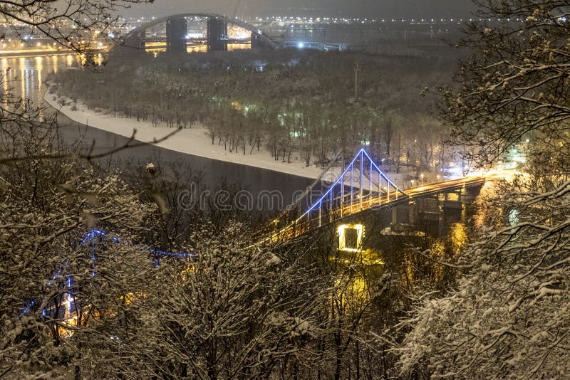 Avond Kyiv Weergeven van de heuvel over de Dnieper-rivier op Voetbrug en Trukhanov-eiland Kyiv, de Oekraïne stock afbeeldingen Avond Kyiv Weergeven van de heuvel over de Dnieper-rivier op Voetbrug en Trukhanov-eiland Kyiv, de Oekraïne stock afbeeldingen