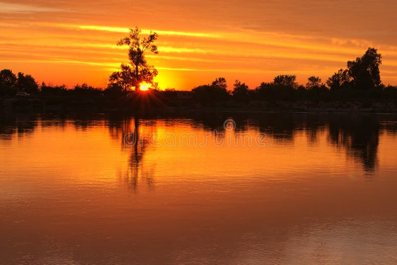 avond Zonsondergang op de rivier De zonreeksen achter de horizon royalty-vrije stock foto's avond Zonsondergang op de rivier De zonreeksen achter de horizon royalty-vrije stock foto's