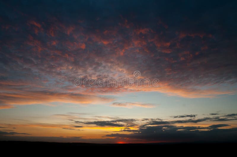 Avondhemel met gekleurde wolken royalty-vrije stock foto's