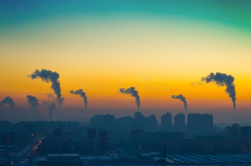 Avondmening van het industriële landschap van de stad met rookemissies van schoorstenen bij zonsondergang royalty-vrije stock afbeelding Avondmening van het industriële landschap van de stad met rookemissies van schoorstenen bij zonsondergang royalty-vrije stock afbeelding