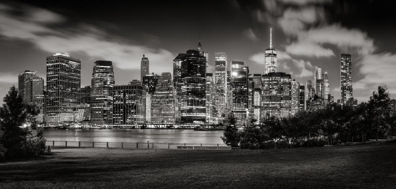 Avondmening van Lower Manhattanwolkenkrabbers over de Brugpark van Brooklyn in Zwart & Wit stock afbeeldingen Avondmening van Lower Manhattanwolkenkrabbers over de Brugpark van Brooklyn in Zwart & Wit stock afbeeldingen