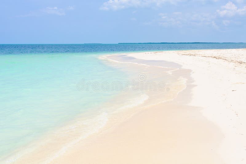Avskild vit sandstrand i den Cayo Levisa ön i Kuba arkivbild Avskild vit sandstrand i den Cayo Levisa ön i Kuba arkivbild