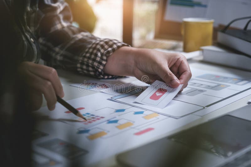 Avsluta utvecklare av hondator och Ui-designer om mobiltelefonappens gränssnitt i vardagsrummet på hemkreativ digital dator. Avsluta utvecklare av honkön och Ui-designer om mobiltelefonappens gränssnitt i vardagsrummet vid konceptet för hemkreativ digital utvecklingsbyrå