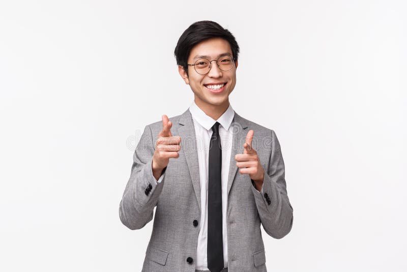 Avstå från att visa upp en kinkig och framgångsrik ung, asiatisk kontorschef i en affärsman som söker efter nya anställda