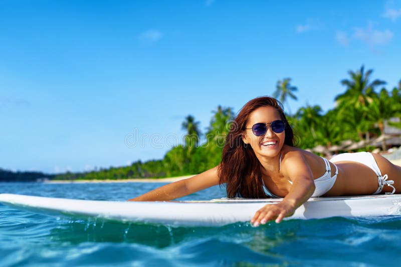 Avventura di estate Sport di acqua Donna che pratica il surfing nel mare Viaggio VCA fotografie stock libere da diritti Avventura di estate Sport di acqua Donna che pratica il surfing nel mare Viaggio VCA fotografie stock libere da diritti