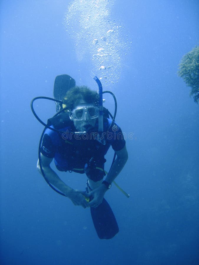 Avventura di immersione con bombole fotografia stock libera da diritti Avventura di immersione con bombole fotografia stock libera da diritti