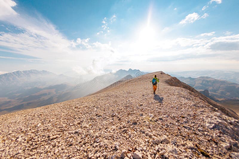 Avventura sulle montagne. scalatore con uno zaino in montagna. Turista che va in montagna. alpinismo e roccia immagini stock libere da diritti