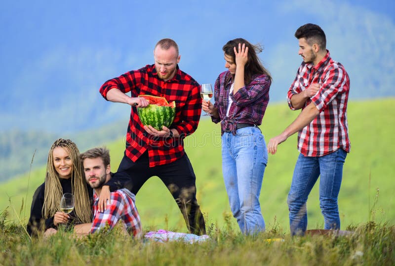 Avventure estive Festeggiare le vacanze Aperta Picnic estivo degli amici del gruppo Gli amici si divertono in vacanza Picnic di H fotografia stock libera da diritti Avventure estive Festeggiare le vacanze Aperta Picnic estivo degli amici del gruppo Gli amici si divertono in vacanza Picnic di H fotografia stock libera da diritti