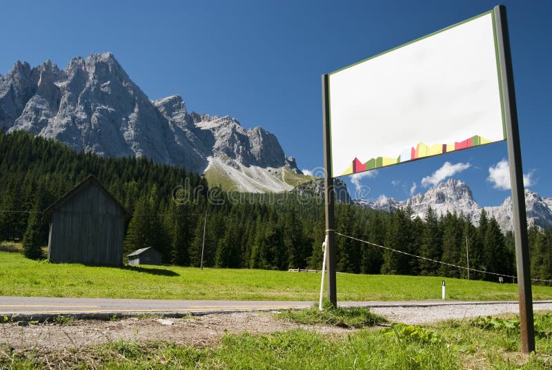 Avviso sulla strada con le montagne immagini stock libere da diritti Avviso sulla strada con le montagne immagini stock libere da diritti
