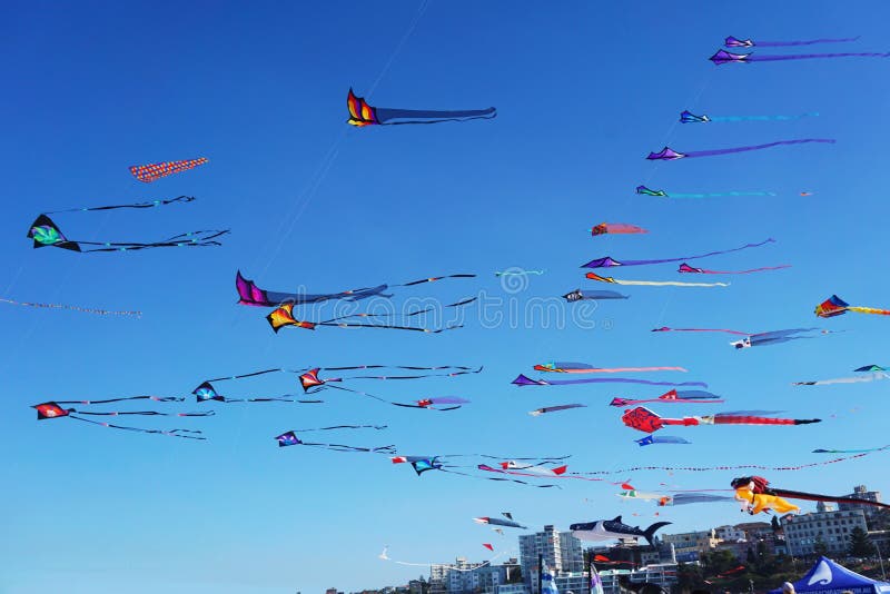 Avvolga il festival alla spiaggia di Bondi, Sydney, Australia il 10 settembre 2017 Gli aquiloni variopinti nel cielo come evento immagini stock libere da diritti Avvolga il festival alla spiaggia di Bondi, Sydney, Australia il 10 settembre 2017 Gli aquiloni variopinti nel cielo come evento immagini stock libere da diritti