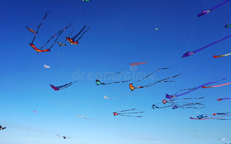 Avvolga il festival alla spiaggia di Bondi, Sydney, Australia il 10 settembre 2017 Gli aquiloni variopinti nel cielo come evento immagine stock Avvolga il festival alla spiaggia di Bondi, Sydney, Australia il 10 settembre 2017 Gli aquiloni variopinti nel cielo come evento immagine stock
