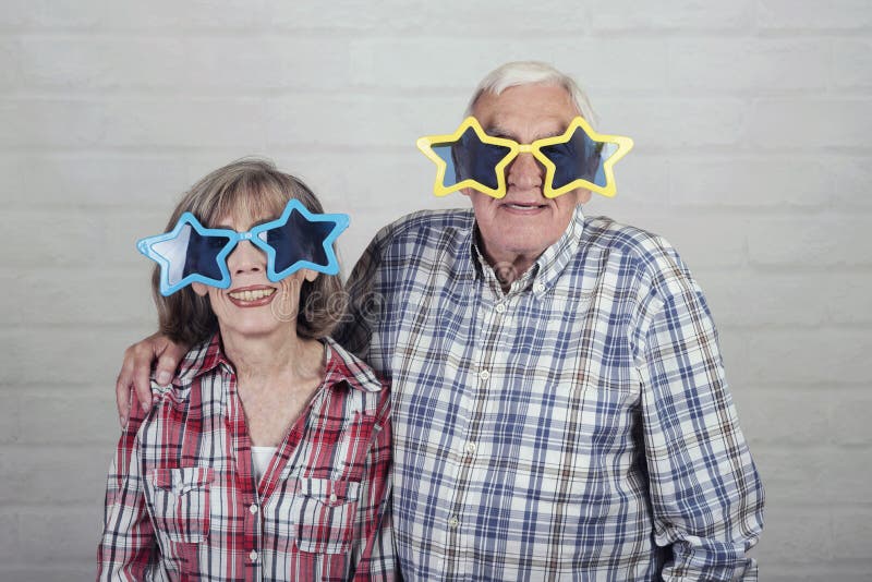 Avós engraçadas com vidros grandes da estrela foto de stock Avós engraçadas com vidros grandes da estrela foto de stock