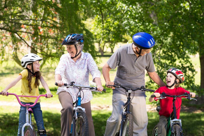 Avós felizes com seus netos em sua bicicleta