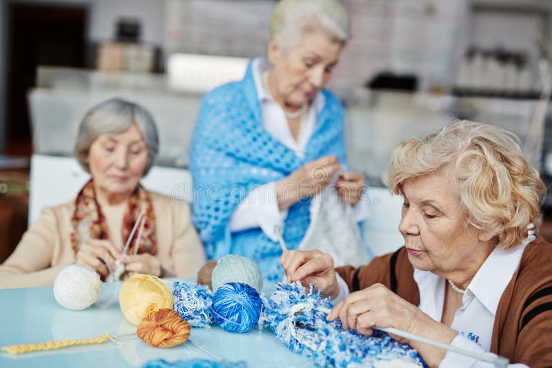 Avós a tricotar presentes de Natal foto de stock royalty free