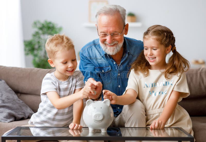 Avô ajudando netos a economizar dinheiro