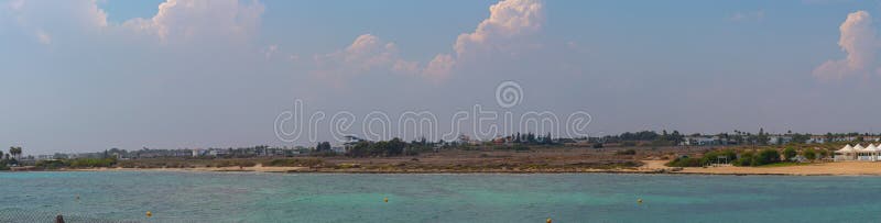 Ayia Napa,塞浦路斯 — 2019年9月8日:马克罗尼索斯海滩附近地中海海岸的超宽全景 免版税库存图片 Ayia Napa,塞浦路斯 — 2019年9月8日:马克罗尼索斯海滩附近地中海海岸的超宽全景 免版税库存图片