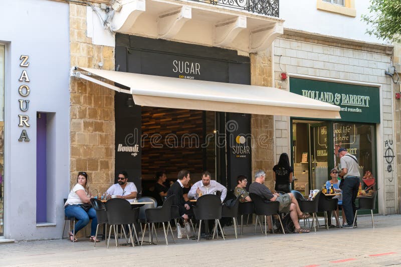 Ayia Napa,塞浦路斯- 11月4 2018? 咖啡馆的人们在步行者Ledras街道上在老镇 免版税库存图片 Ayia Napa,塞浦路斯- 11月4 2018? 咖啡馆的人们在步行者Ledras街道上在老镇 免版税库存图片