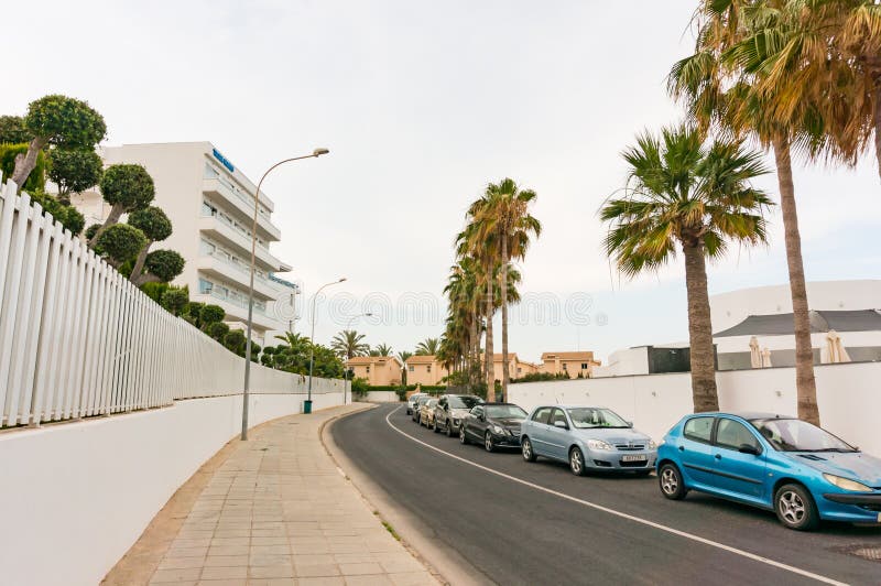 Ayia Napa, Chipre - 2 de junio de 2018: en la calle de una ciudad de vacaciones en un día cubierto foto de archivo libre de regalías Ayia Napa, Chipre - 2 de junio de 2018: en la calle de una ciudad de vacaciones en un día cubierto foto de archivo libre de regalías