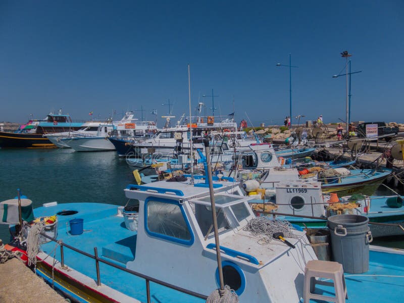 Ayia Napa, Cypern, fiskebåtar och yachter arkivfoton Ayia Napa, Cypern, fiskebåtar och yachter arkivfoton