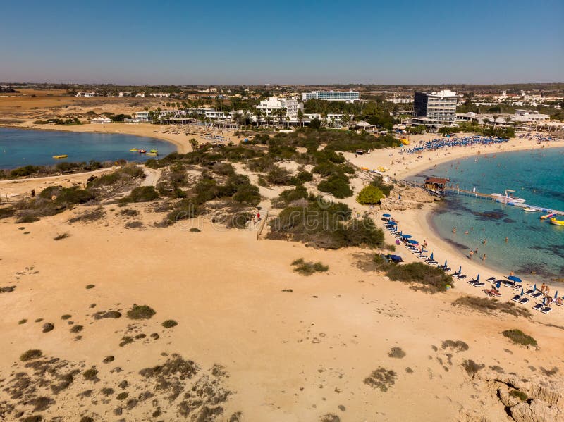Ayia Napa Cypr, Listopad, - 1 2018 Śródziemnomorski wybrzeże w kurortu terenie fotografia stock Ayia Napa Cypr, Listopad, - 1 2018 Śródziemnomorski wybrzeże w kurortu terenie fotografia stock