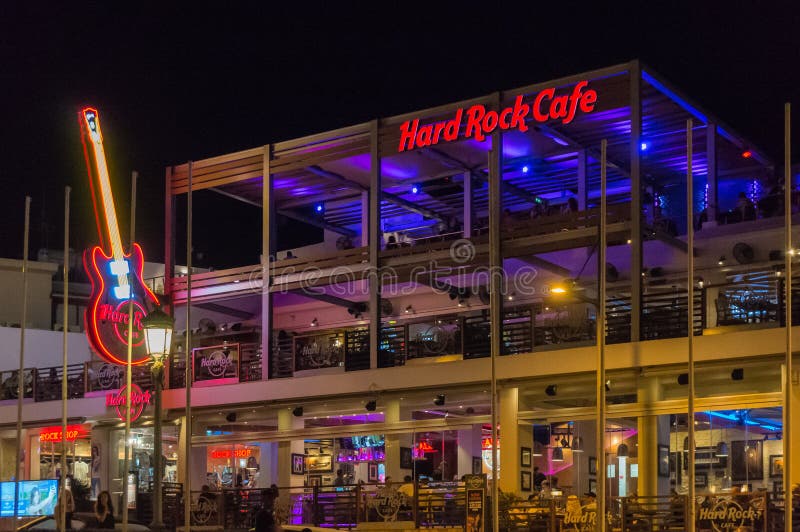 Ayia Napa, Κύπρος - 08 06 2018: Καφές σκληρής ροκ τη νύχτα Σκηνή ζωής νύχτας της παραθεριστικής πόλης στοκ φωτογραφία Ayia Napa, Κύπρος - 08 06 2018: Καφές σκληρής ροκ τη νύχτα Σκηνή ζωής νύχτας της παραθεριστικής πόλης στοκ φωτογραφία