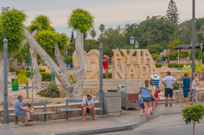 Ayia Napa, Κύπρος - 02 02 2018: οι τουρίστες φωτογραφίζονται στο σύμβολο της πόλης Νεφελώδης θερινή ημέρα στοκ φωτογραφίες με δικαίωμα ελεύθερης χρήσης Ayia Napa, Κύπρος - 02 02 2018: οι τουρίστες φωτογραφίζονται στο σύμβολο της πόλης Νεφελώδης θερινή ημέρα στοκ φωτογραφίες με δικαίωμα ελεύθερης χρήσης