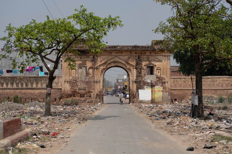 Ayodhya, Uttar Pradesh/Indien - 1. April 2019: Der Eingang zu einem Nachbardorf hat Stapel des Abfalls auf beiden Seiten der Stra lizenzfreies stockbild Ayodhya, Uttar Pradesh/Indien - 1. April 2019: Der Eingang zu einem Nachbardorf hat Stapel des Abfalls auf beiden Seiten der Stra lizenzfreies stockbild