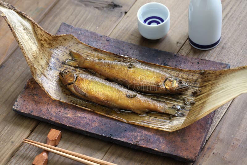 Ayu cozido a fogo brando (sweetfish) com pimenta japonesa, e causa (vinho de arroz japonês) imagens de stock Ayu cozido a fogo brando (sweetfish) com pimenta japonesa, e causa (vinho de arroz japonês) imagens de stock