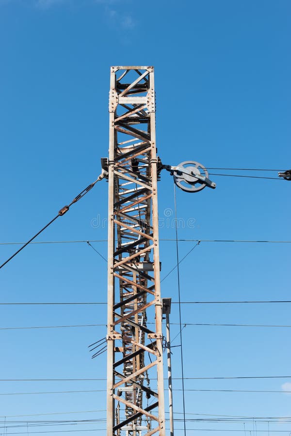 Ayuda de la línea eléctrica del tren o del ferrocarril Líneas eléctricas ferroviarias con electricidad de alto voltaje en polos d foto de archivo Ayuda de la línea eléctrica del tren o del ferrocarril Líneas eléctricas ferroviarias con electricidad de alto voltaje en polos d foto de archivo
