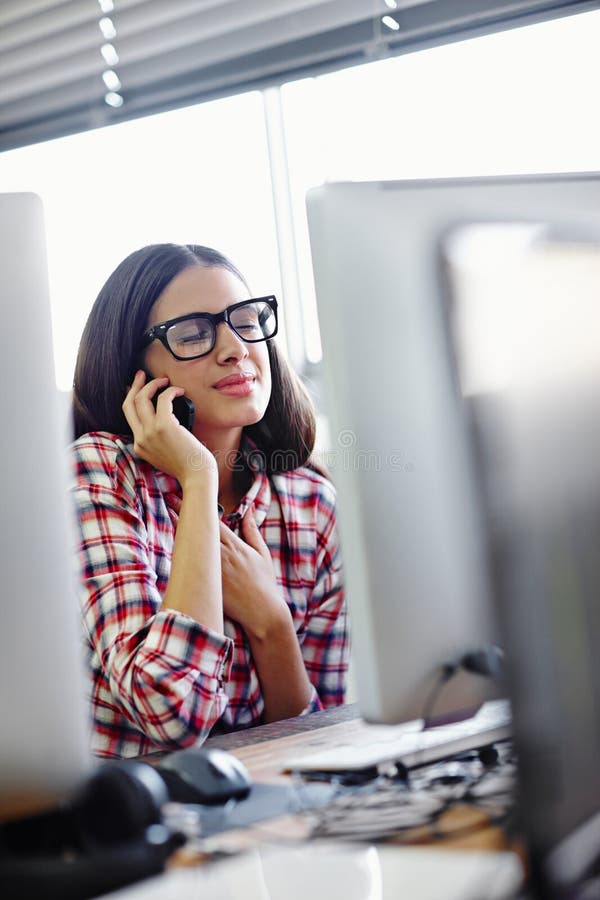 Ayuda a mujeres de negocios y llamadas telefónicas en la oficina para comunicación de investigación y feliz con gafas. diseñador g fotos de archivo