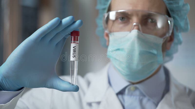 Ayudante de laboratorio del control de enfermedades que estudia tensiones del virus para la invención de la vacuna