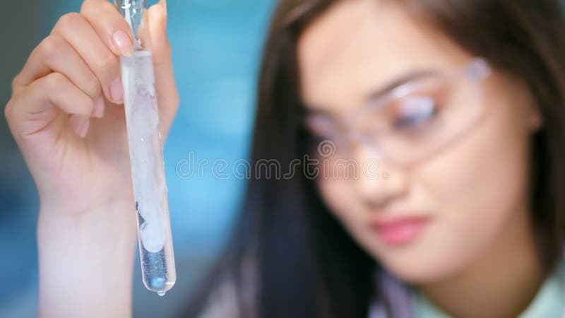 Ayudante de laboratorio femenino que estudia el material genético que se prepara a la fertilización extracorporal de IVF