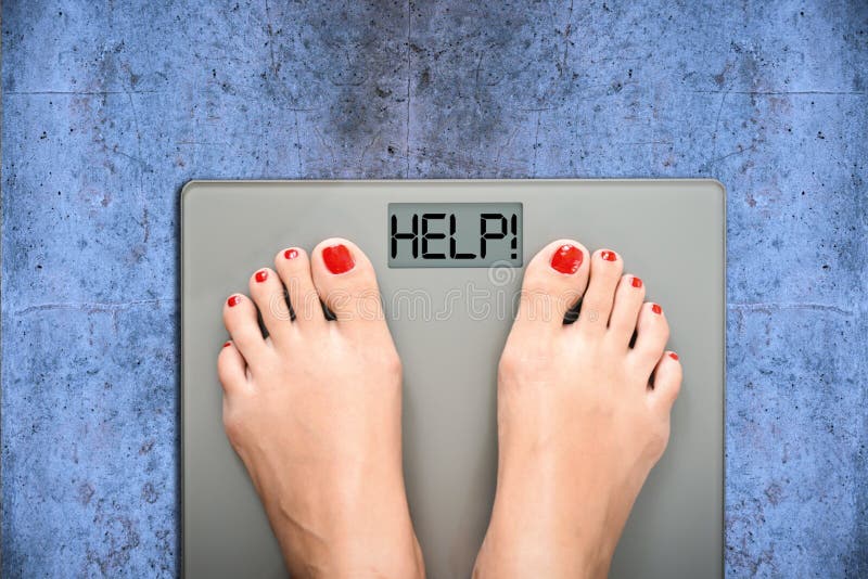 Ayude a perder kilogramos con los pies de la mujer que caminan en una escala del peso imagen de archivo libre de regalías Ayude a perder kilogramos con los pies de la mujer que caminan en una escala del peso imagen de archivo libre de regalías