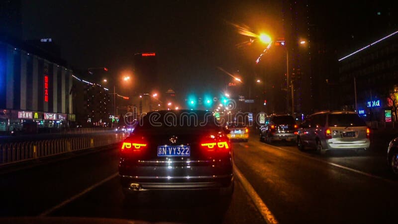 Ayune conduciendo la calle en la noche de Pekín, China
