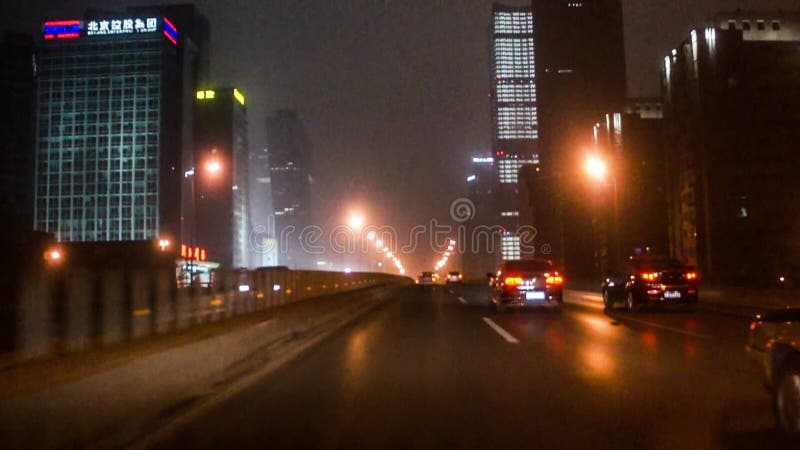 Ayune conduciendo la calle en la noche de Pekín, China