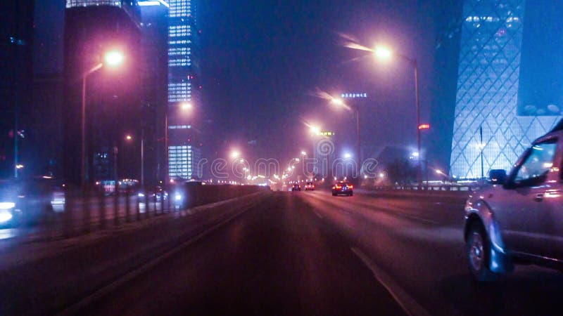 Ayune conduciendo la calle en la noche de Pekín, China