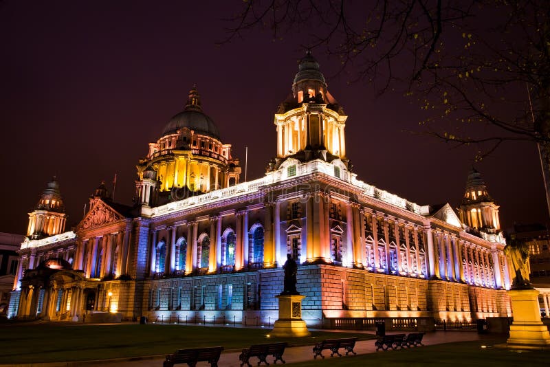 Ayuntamiento de Belfast en la noche foto de archivo libre de regalías Ayuntamiento de Belfast en la noche foto de archivo libre de regalías