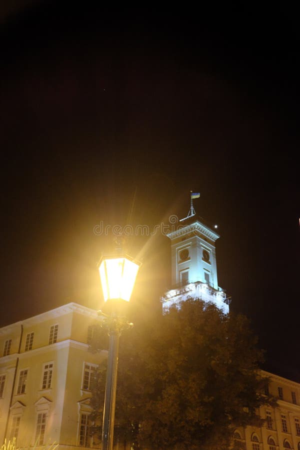 Ayuntamiento Lviv en la noche imágenes de archivo libres de regalías Ayuntamiento Lviv en la noche imágenes de archivo libres de regalías