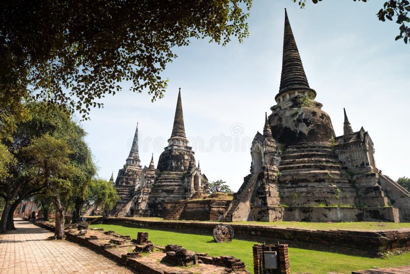 Ayutthaya, Tailandia - 31 ottobre 2017: La centrale principale di Wat Chaiwatthanaram bombarda fotografie stock libere da diritti Ayutthaya, Tailandia - 31 ottobre 2017: La centrale principale di Wat Chaiwatthanaram bombarda fotografie stock libere da diritti