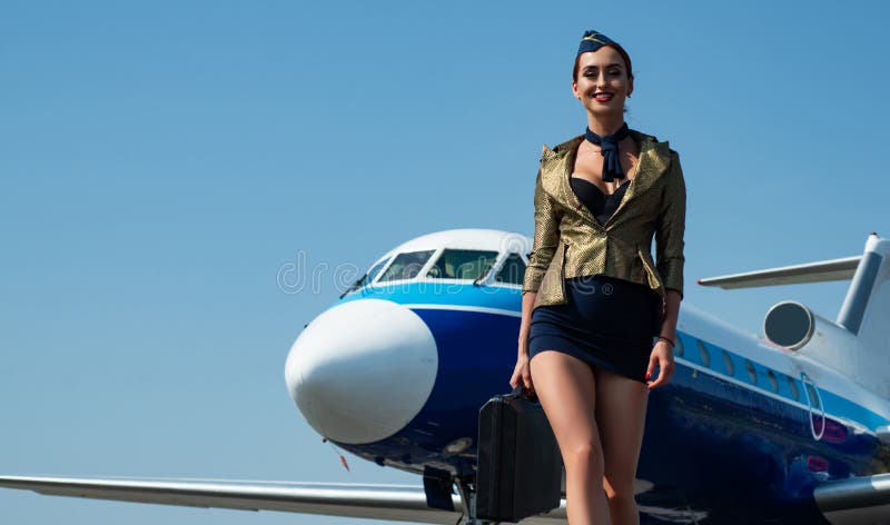 Azafatas y tiempo de viaje. retrato de una azafata sonriente sirviendo sobre el fondo del avión. auxiliar de vuelo imagen de archivo libre de regalías