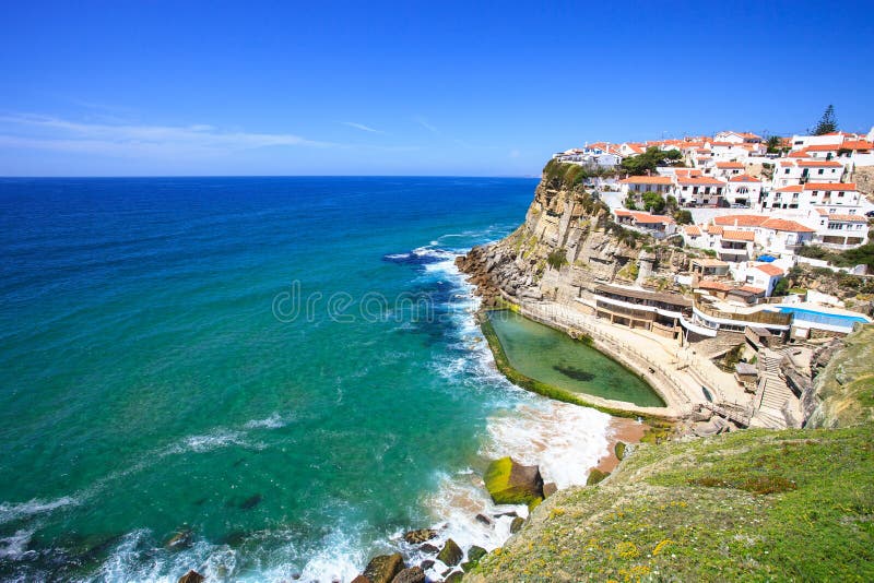 Azenhas do Mar witte dorp, klip en oceaan, Sintra, Portugal. royalty-vrije stock afbeelding Azenhas do Mar witte dorp, klip en oceaan, Sintra, Portugal. royalty-vrije stock afbeelding