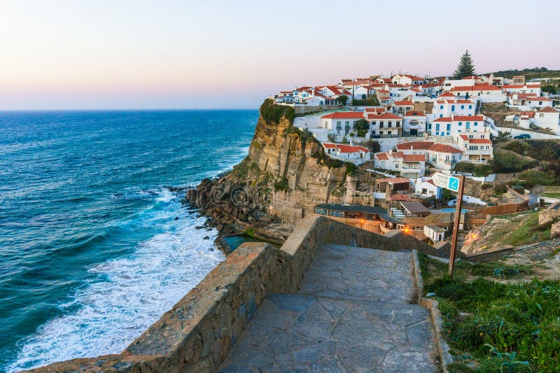 Azenhas do Mar άσπρο χωριό στον απότομο βράχο και Ατλαντικός Ωκεανός, Sintra, Πορτογαλία στοκ εικόνα Azenhas do Mar άσπρο χωριό στον απότομο βράχο και Ατλαντικός Ωκεανός, Sintra, Πορτογαλία στοκ εικόνα