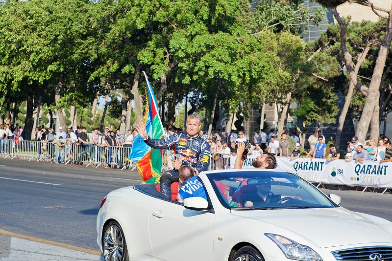 AZERBAIJAN, BAKU - 17 DE JUNIO: David Coulthard agita a los espectadores imágenes de archivo libres de regalías AZERBAIJAN, BAKU - 17 DE JUNIO: David Coulthard agita a los espectadores imágenes de archivo libres de regalías