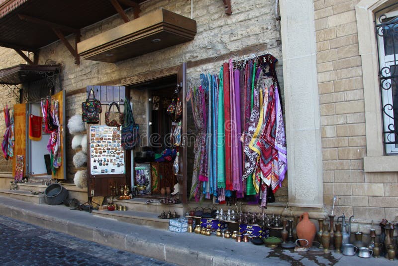azerbaijan baku Mening van stadsstraten Tapijtwinkel in oude stad stock afbeeldingen azerbaijan baku Mening van stadsstraten Tapijtwinkel in oude stad stock afbeeldingen