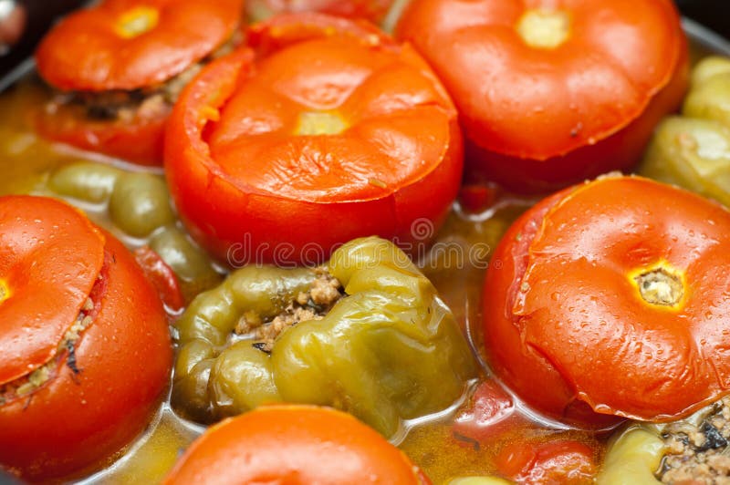 Pimentos recheados tradicionais azerbaijanos assados, beringela imagem de stock