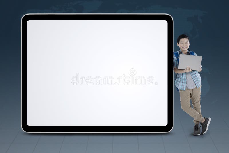 Aziaat preteen schooljongen leunt op een whiteboard royalty-vrije stock afbeeldingen Aziaat preteen schooljongen leunt op een whiteboard royalty-vrije stock afbeeldingen