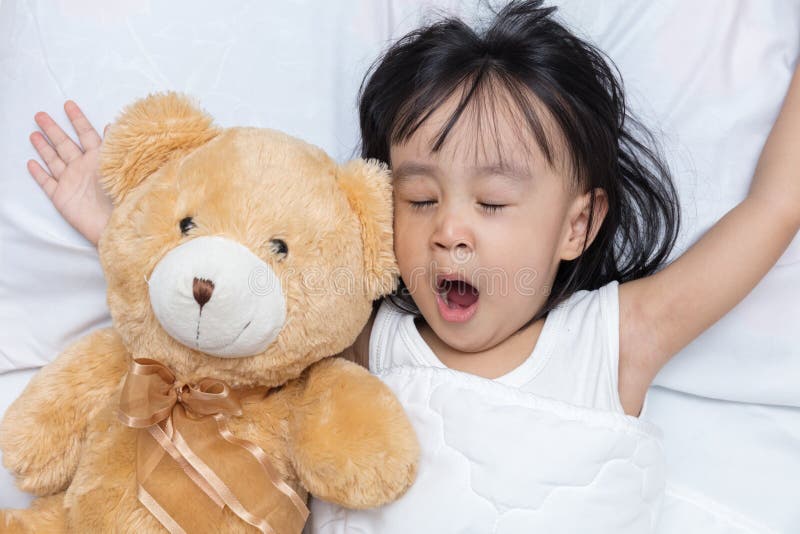 Aziaat weinig Chinese meisjesslaap met teddybeer royalty-vrije stock foto's Aziaat weinig Chinese meisjesslaap met teddybeer royalty-vrije stock foto's