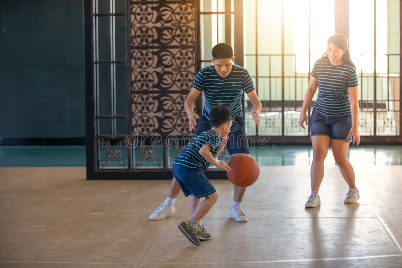 Aziatisch familie speelbasketbal samen Het gelukkige familie besteden stock fotografie Aziatisch familie speelbasketbal samen Het gelukkige familie besteden stock fotografie